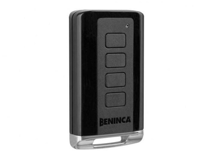 Telecomanda 4 canale ARC și Rolling Code neagră BENINCA IRI.TX4VA este soluția ideală pentru controlul eficient al