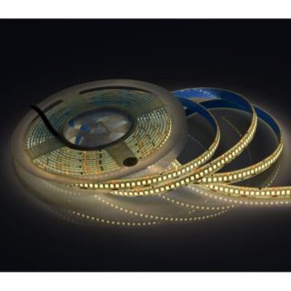 Banda Led 12V pentru exterior IP65, cu 240 LED-uri pe metru, emite o lumină alb-calduroasă de 3000K. Disponibilă pe rolă de