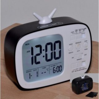 Ceas digital LED stil TV retro Q-13B019, ideal pentru birou sau dormitor. Design vintage atrăgător, cu alarmă integrată și